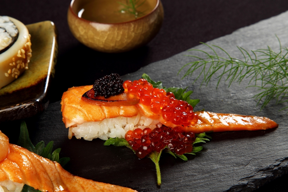 歷史最悠久迴轉壽司「平禄壽司」進駐台中！品項豐富，有鮭魚有牛舌，蟹膏兩顆才40元！