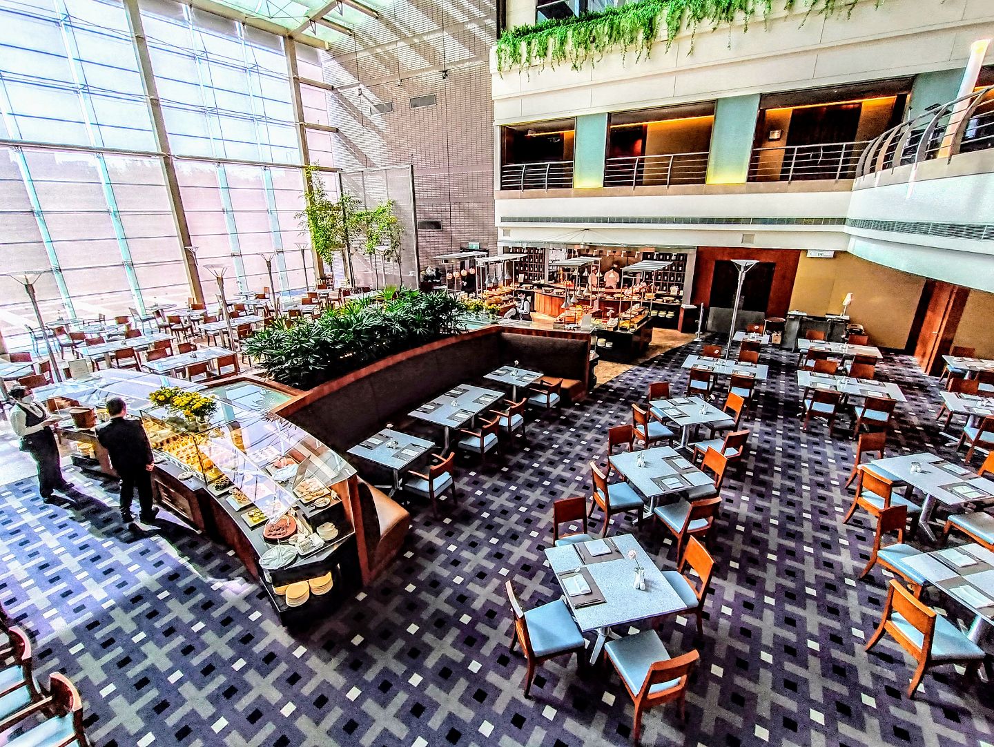 [新竹BUFFET推薦]國賓飯店八方燴西餐廳下午茶│現點現做碳烤助眼牛排佐黑胡椒高級又好吃，超多甜點精緻又美味，還有9種哈根達斯、4種COLD STONE冰淇淋│