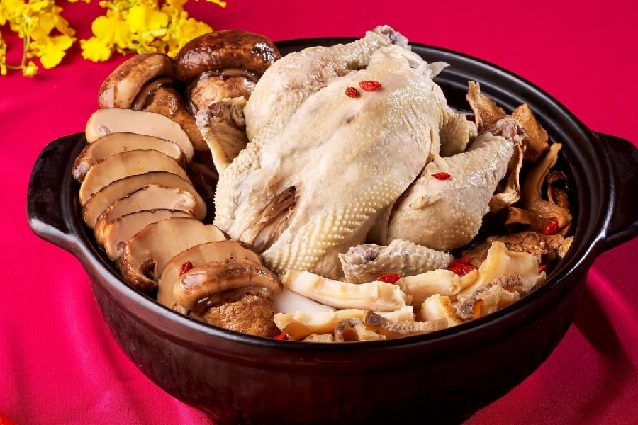 名符其實的山珍海味！松茸菇響螺燉全雞