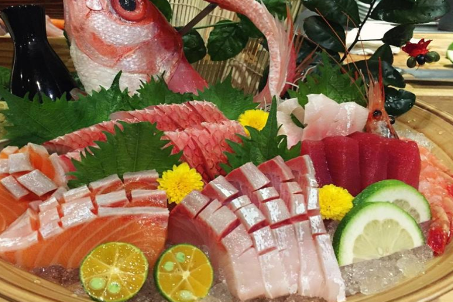 台中北區本壽司，主廚30年料理經驗，無菜單880就能吃得很飽，食材新鮮，附停車場不怕沒位置停車！